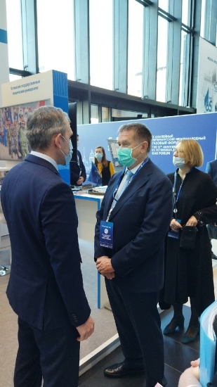 У стенда УГТУ ректор Руслан Агиней и заместитель председателя Правления ПАО "Газпром" Сергей Хомяков